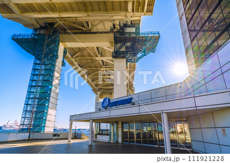 日本の横浜都市景観 横浜ベイブリッジのスカイウォークへとつながるスカイタワー出入口などを望む 日本の横浜都市景観 横浜ベイブリッジのスカイウォークへとつながるスカイタワー出入口などを望む 111921228