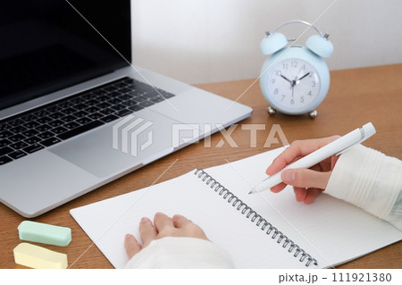 ノートとパソコン　勉強時間 111921380