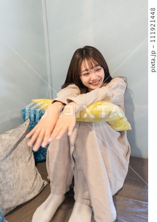 ソファでくつろぐ女性 ソファでくつろぐ女性 111921448