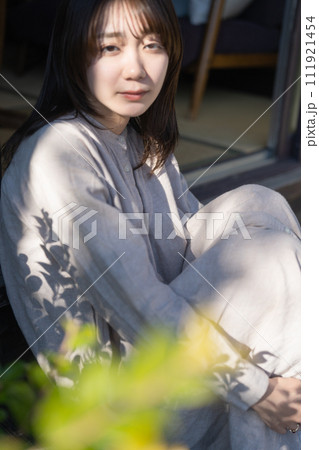 ソファでくつろぐ女性 ソファでくつろぐ女性 111921454