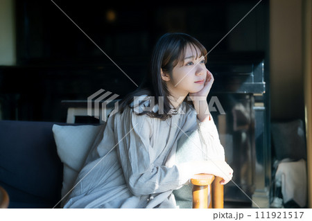 ソファでくつろぐ女性 111921517