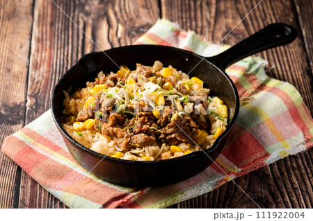 キャンプ飯　スキレットで作るペッパーランチ風ガーリックライス 111922004