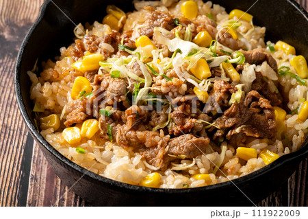 キャンプ飯　スキレットで作るペッパーランチ風ガーリックライス 111922009