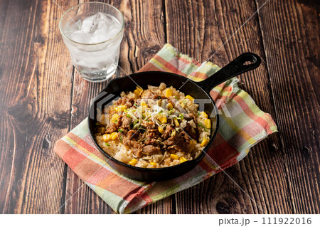 キャンプ飯 スキレットで作るペッパーランチ風ガーリックライス キャンプ飯 スキレットで作るペッパーランチ風ガーリックライス 111922016