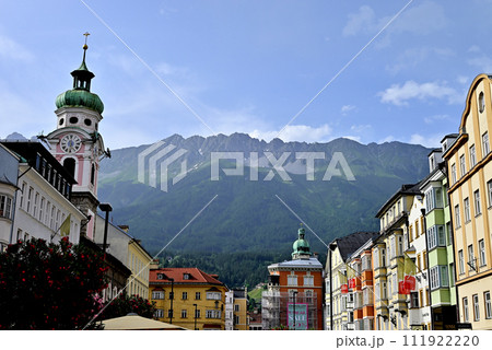 マリア・テレジア通りからシュピタール教会の塔とノルトケッテ連峰 111922220