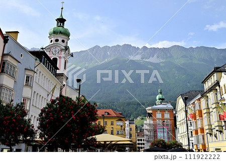 マリア・テレジア通りからシュピタール教会の塔とノルトケッテ連峰 マリア・テレジア通りからシュピタール教会の塔とノルトケッテ連峰 111922222