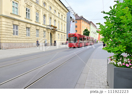 マリア・テレジア通を行くインスブルックのトラム 111922223