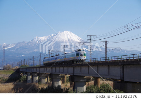 冠雪の大山を背景に日野川の長い鉄道橋梁を駆け抜ける復刻版みどりやくも色の381系特急やくも号 111922376