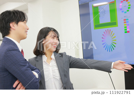 デザイン案を説明するデザイナー女性_1 111922791
