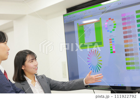 WEBサイトの色彩案を説明するデザイナー女性_1 111922792