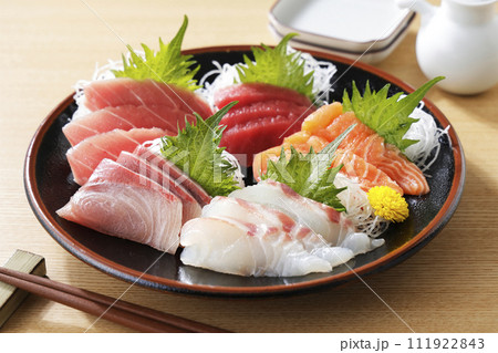 美味しそうなお刺身の盛り合わせ 111922843