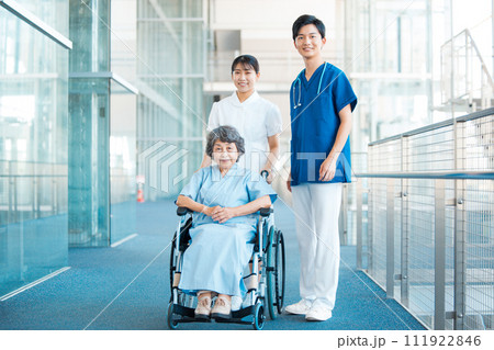 車椅子のシニア女性と医療従事者  医師  看護師 111922846