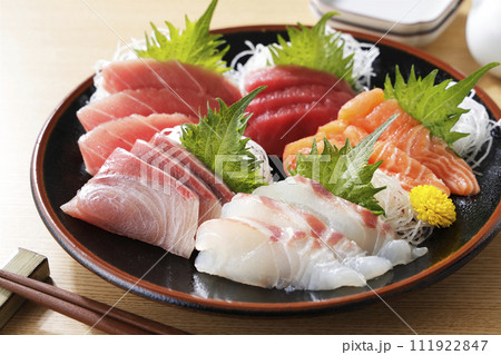 美味しそうなお刺身の盛り合わせ 美味しそうなお刺身の盛り合わせ 111922847