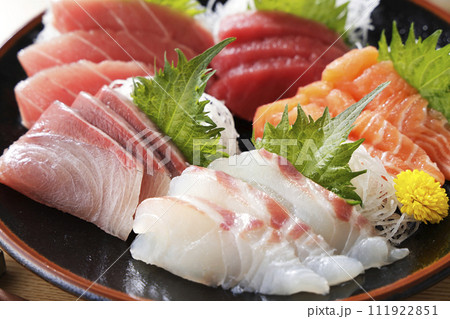 美味しそうなお刺身の盛り合わせ 111922851