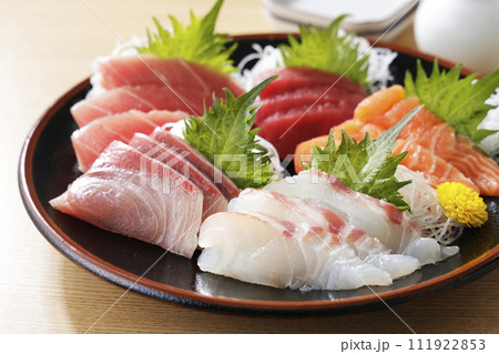 美味しそうなお刺身の盛り合わせ 美味しそうなお刺身の盛り合わせ 111922853