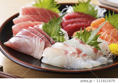 美味しそうなお刺身の盛り合わせ 111922870