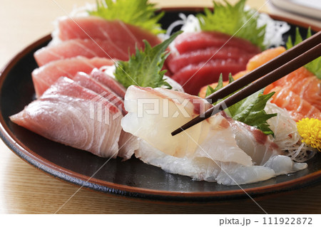 美味しそうなお刺身の盛り合わせ 美味しそうなお刺身の盛り合わせ 111922872