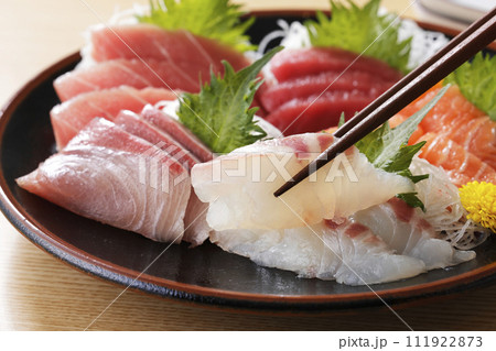 美味しそうなお刺身の盛り合わせ 美味しそうなお刺身の盛り合わせ 111922873