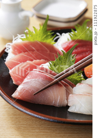 美味しそうなお刺身の盛り合わせ 美味しそうなお刺身の盛り合わせ 111922875