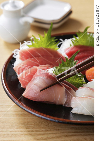 美味しそうなお刺身の盛り合わせ 111922877