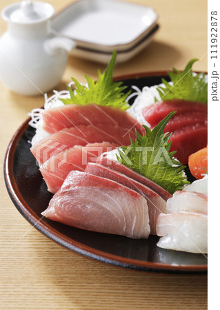 美味しそうなお刺身の盛り合わせ 111922878