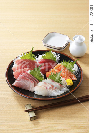 美味しそうなお刺身の盛り合わせ 美味しそうなお刺身の盛り合わせ 111922881