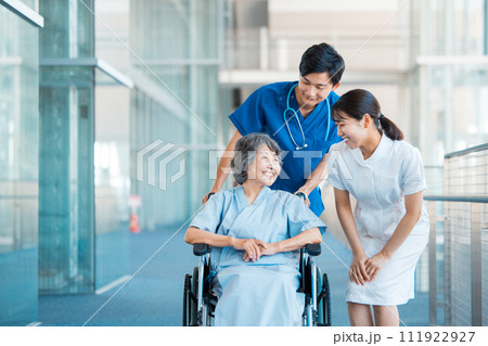 車椅子のシニア女性と医療従事者  医師  看護師 111922927