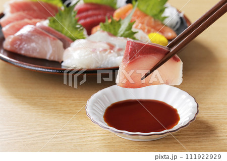 美味しそうなぶりの刺身を箸で持ち上げる 美味しそうなぶりの刺身を箸で持ち上げる 111922929