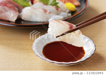 美味しそうな鯛のお刺身を箸で持ち上げる 美味しそうな鯛のお刺身を箸で持ち上げる 111922943
