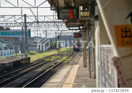 秋田県大曲駅に入線するローカル列車 111923034