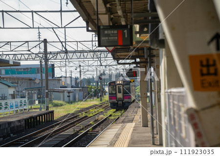 秋田県大曲駅に入線するローカル列車 111923035