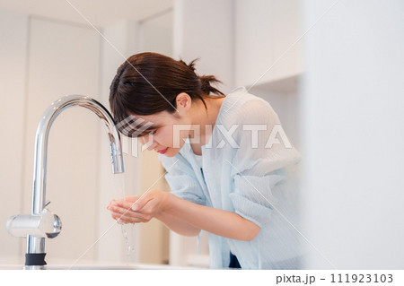 家で洗顔をする若い女性 家で洗顔をする若い女性 111923103