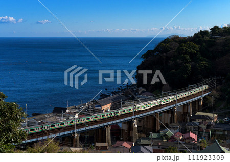 海沿いを走るE231系 海沿いを走るE231系 111923309