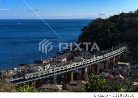 海沿いを走るE231系 海沿いを走るE231系 111923310
