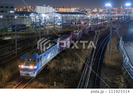 東京貨物ターミナルを発車するEF210牽引の貨物列車 111923314