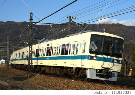 急行運用で小田原線をゆく小田急電鉄8000形 111923325