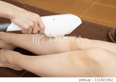足の脱毛をする女性の手元 111923362