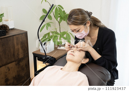 まつ毛エクステの施術を受ける女性(撮影協力 マカナニ) まつ毛エクステの施術を受ける女性(撮影協力 マカナニ) 111923437