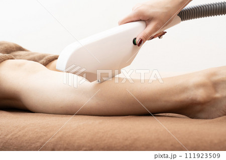 足の脱毛をする女性の手元 111923509