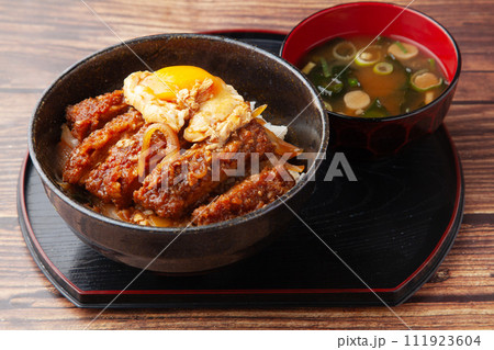 味噌カツ煮丼 111923604