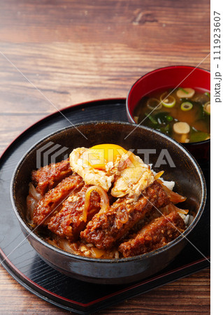 味噌カツ煮丼 111923607