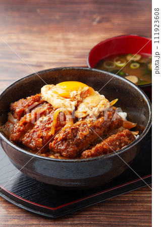 味噌カツ煮丼 111923608