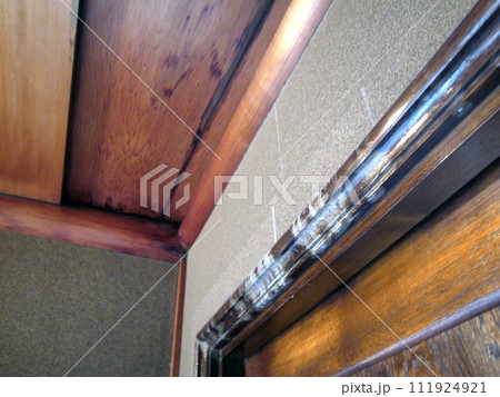 雨漏りでカビが生えた木造住宅 雨漏りでカビが生えた木造住宅 111924921