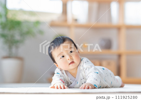 ハイハイする赤ちゃんの男の子。 ハイハイする赤ちゃんの男の子。 111925280
