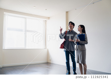 賃貸住宅の内見をする若い男性 111925341