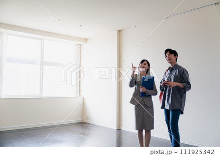 賃貸住宅の内見をする若い男性 賃貸住宅の内見をする若い男性 111925342