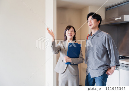 賃貸住宅の内見をする若い男性 111925345