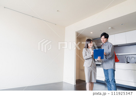 賃貸住宅の内見をする若い男性 賃貸住宅の内見をする若い男性 111925347