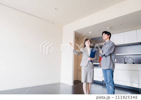 賃貸住宅の内見をする若い男性 賃貸住宅の内見をする若い男性 111925348