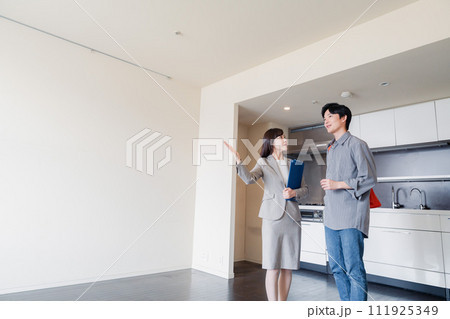 賃貸住宅の内見をする若い男性 111925349